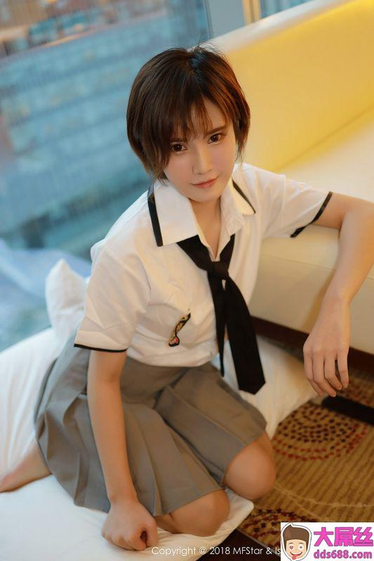 嫩模小姿2002私房学生制服半脱白衬衣露性感美胸写真