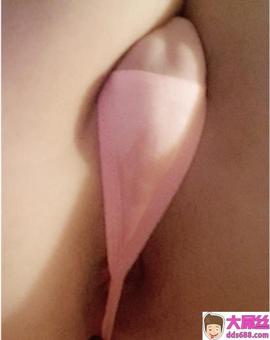 妹子为了追求快感带着各种道具自拍