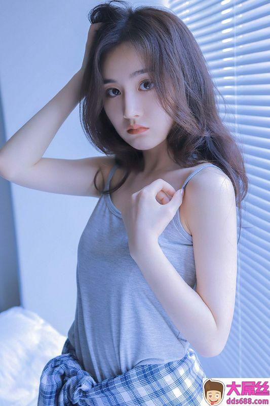 床上吊带美女迷人曲线性感写真