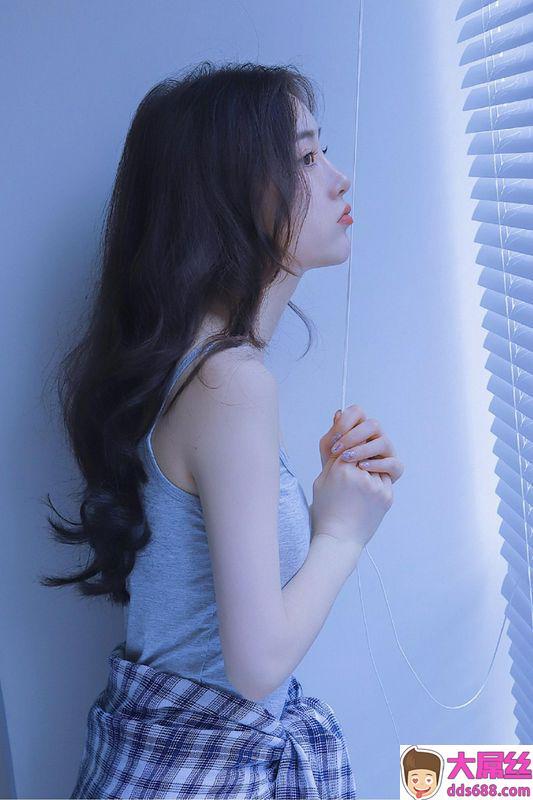 床上吊带美女迷人曲线性感写真