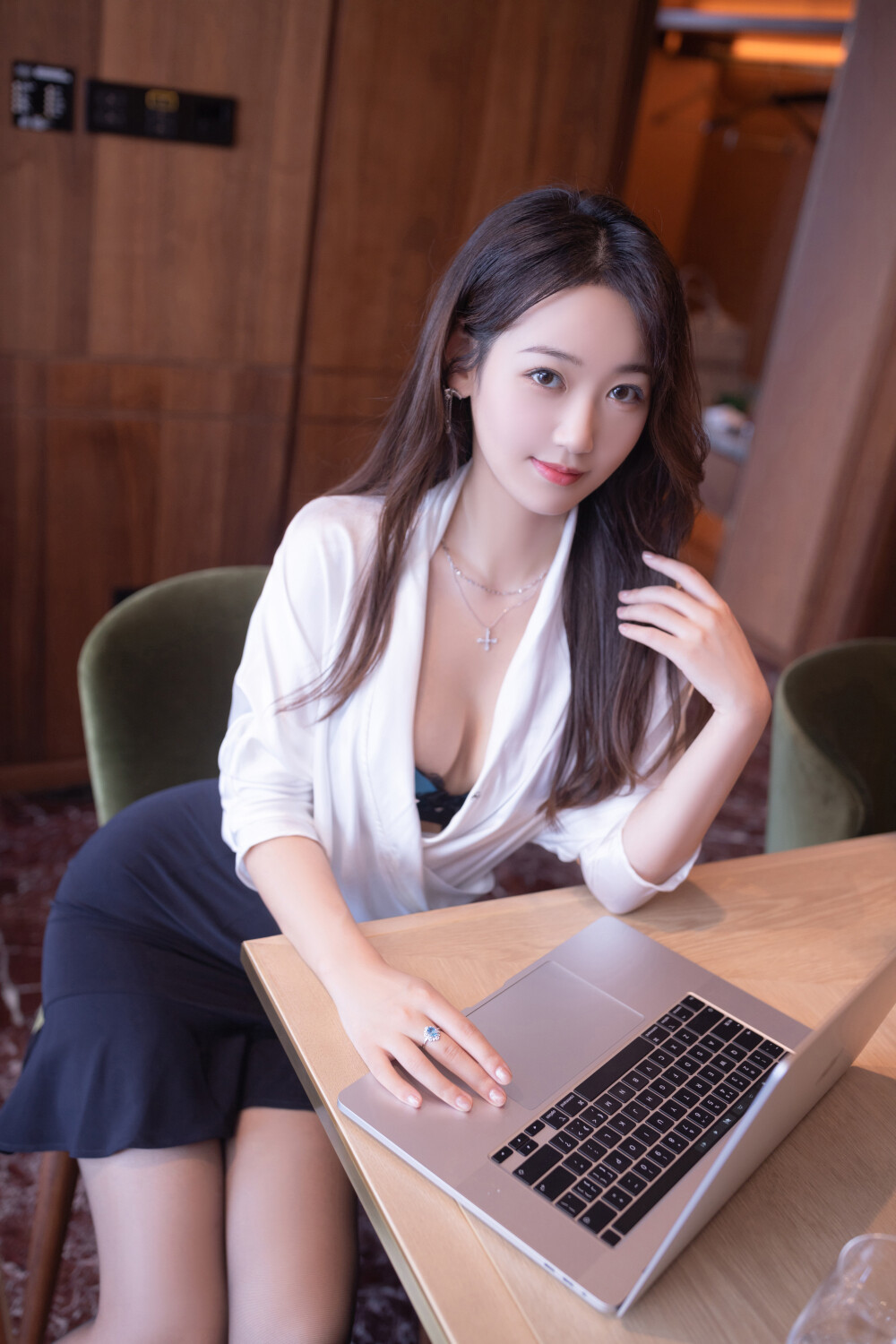 超娇嫩黑丝美腿OL诱惑十足