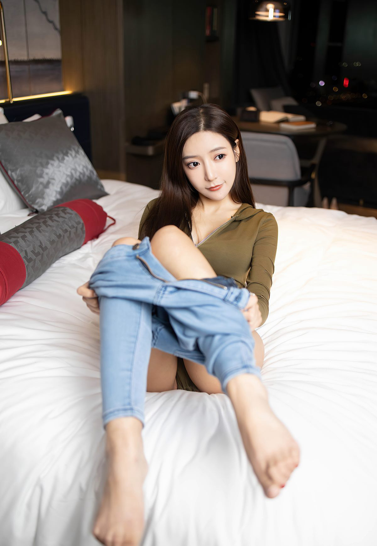 丰满紧身牛仔裤大圆臀