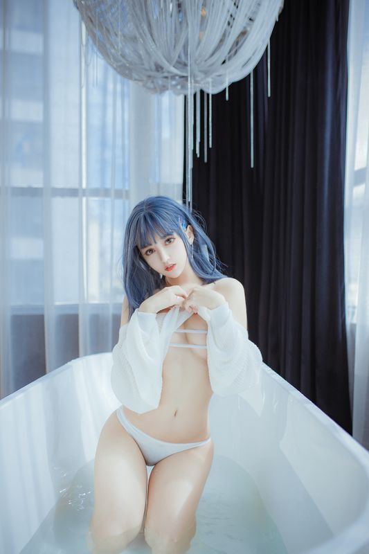 极品美腿美颜主播浴缸内展现姣好身材