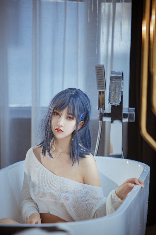 极品美腿美颜主播浴缸内展现姣好身材