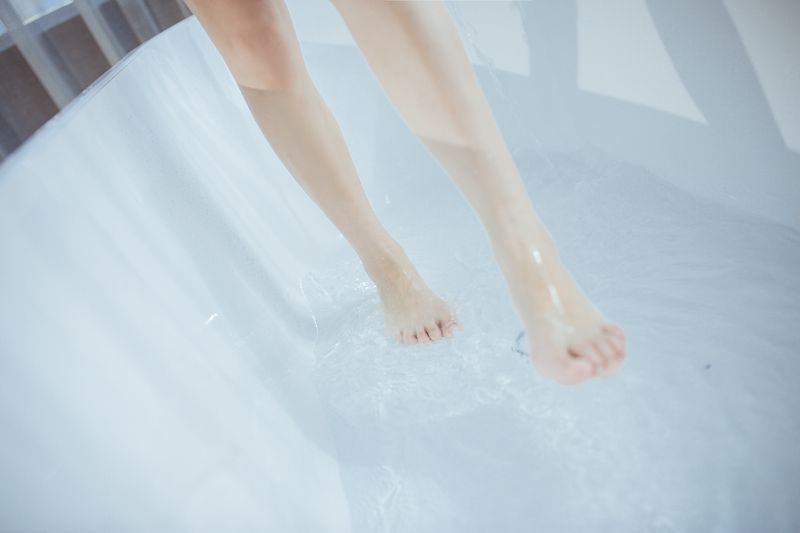 极品美腿美颜主播浴缸内展现姣好身材