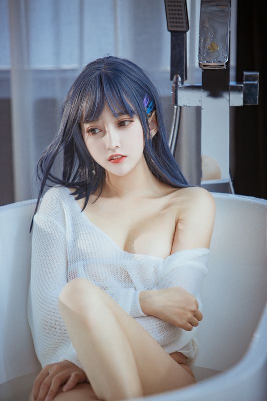 极品美腿美颜主播浴缸内展现姣好身材