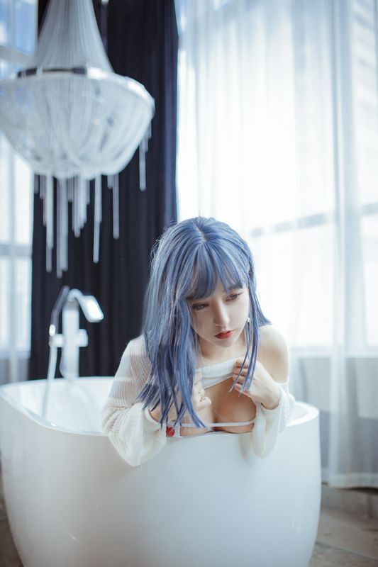 极品美腿美颜主播浴缸内展现姣好身材