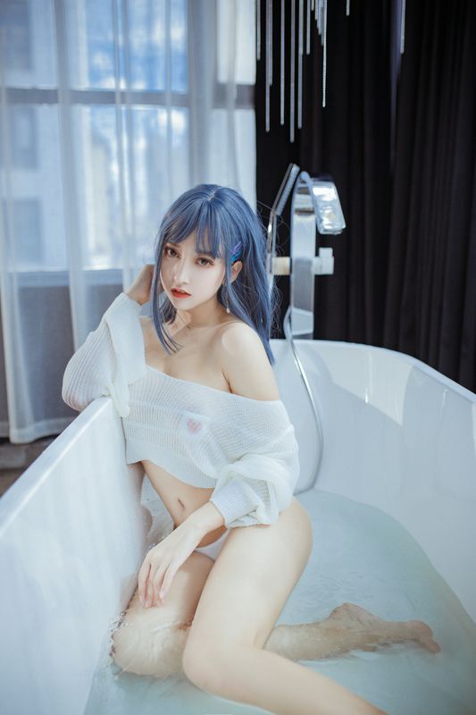 极品美腿美颜主播浴缸内展现姣好身材