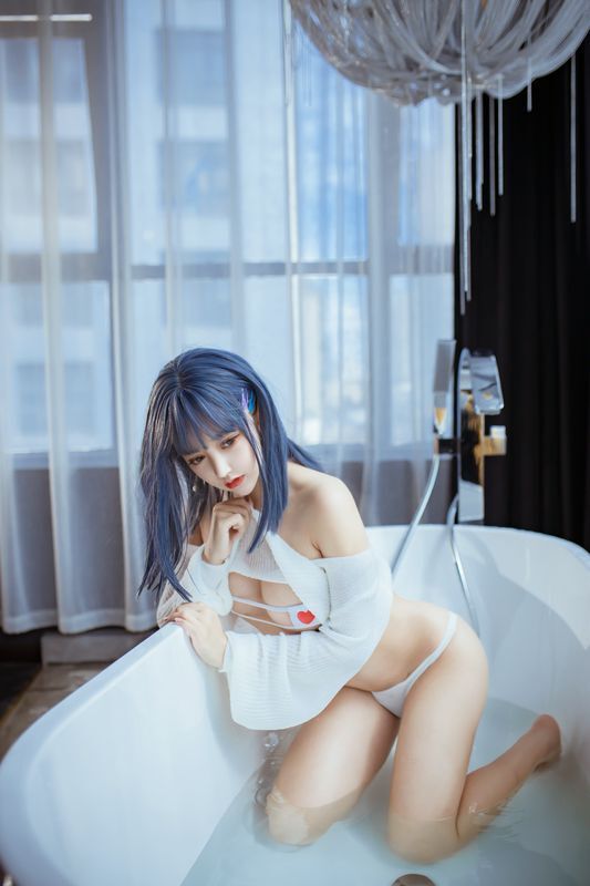 极品美腿美颜主播浴缸内展现姣好身材