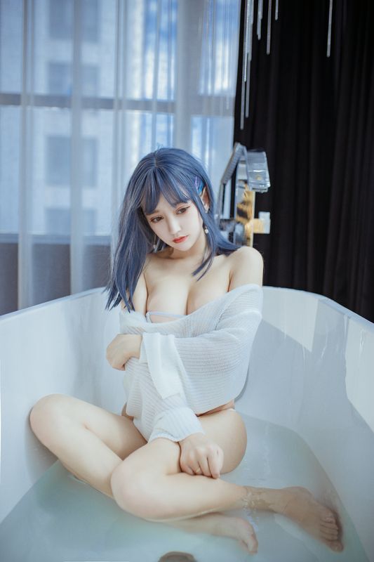 极品美腿美颜主播浴缸内展现姣好身材