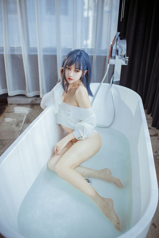 极品美腿美颜主播浴缸内展现姣好身材