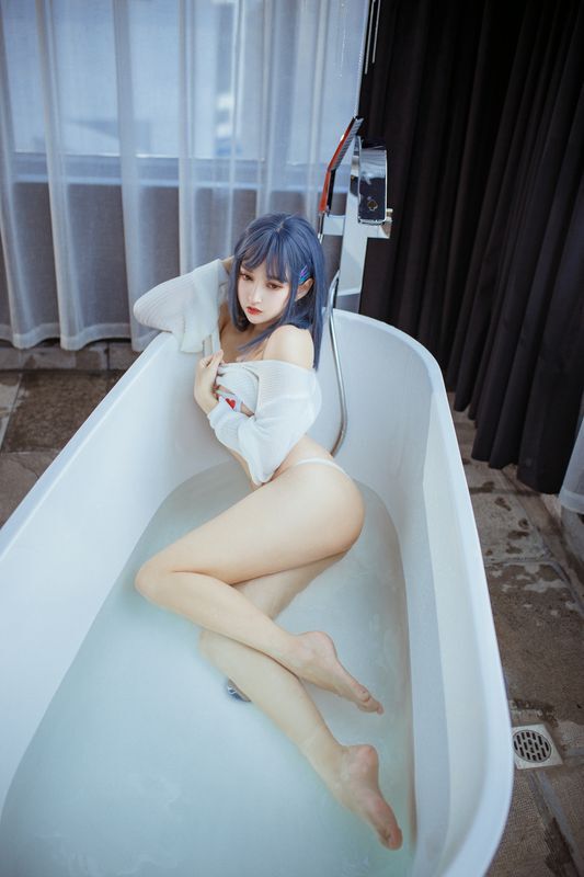 极品美腿美颜主播浴缸内展现姣好身材