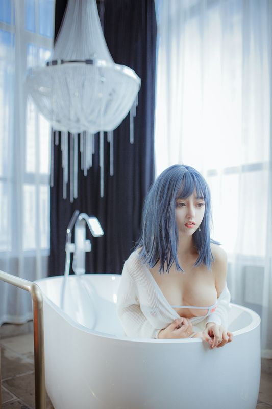 极品美腿美颜主播浴缸内展现姣好身材