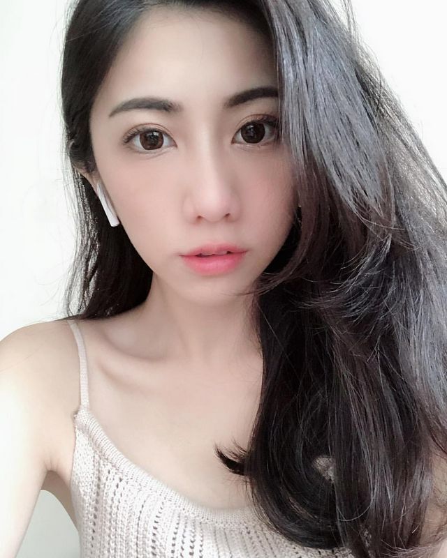 性感小舌超低领口LeslieChan 男粉整个坐不住