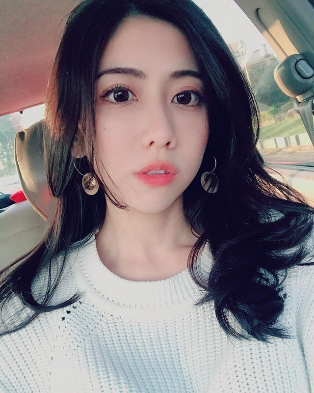 性感小舌超低领口LeslieChan 男粉整个坐不住
