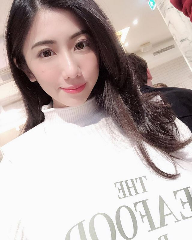 性感小舌超低领口LeslieChan 男粉整个坐不住