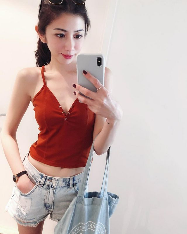 性感小舌超低领口LeslieChan 男粉整个坐不住