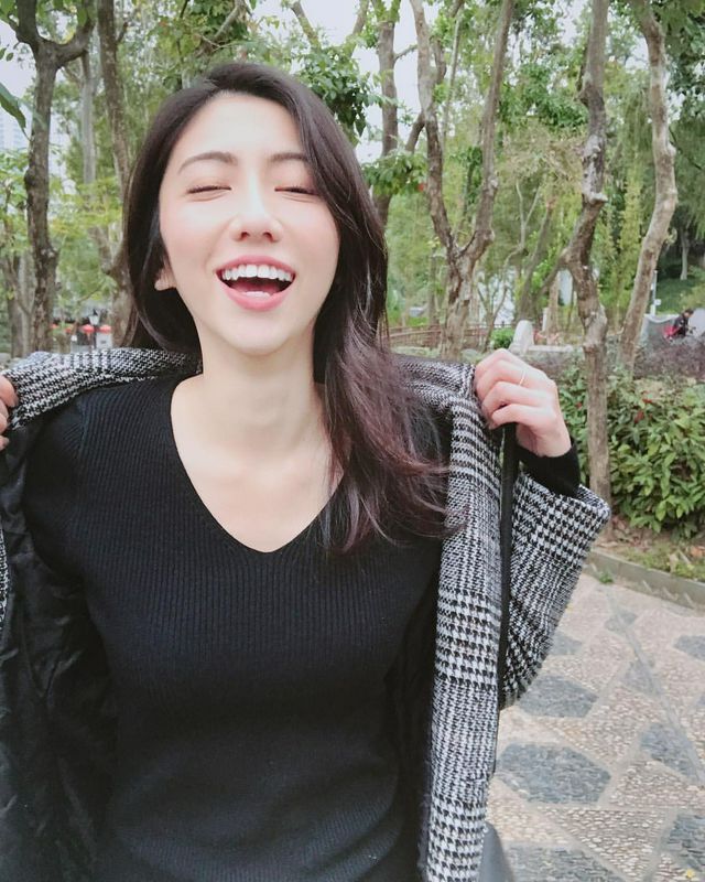 性感小舌超低领口LeslieChan 男粉整个坐不住