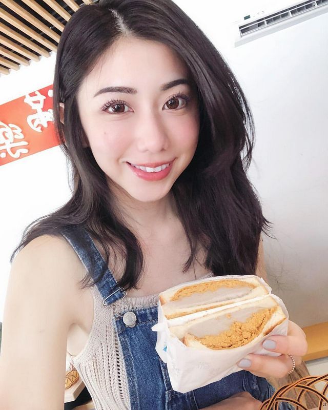 性感小舌超低领口LeslieChan 男粉整个坐不住