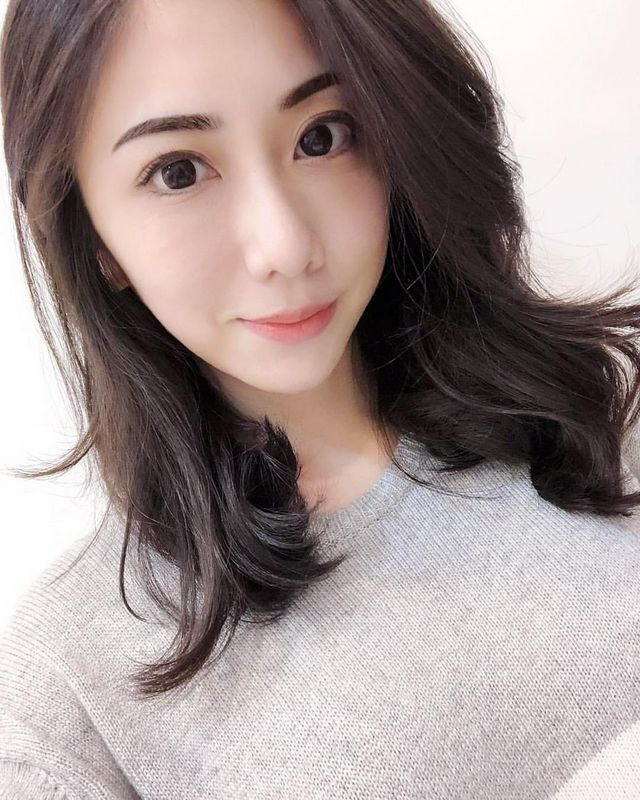 性感小舌超低领口LeslieChan 男粉整个坐不住