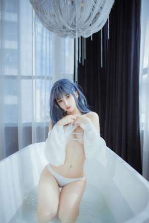 极品美腿美颜主播浴缸内展现姣好身材