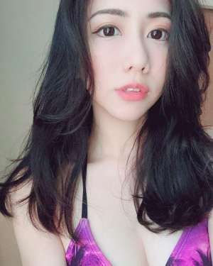 性感小舌超低领口LeslieChan 男粉整个坐不住