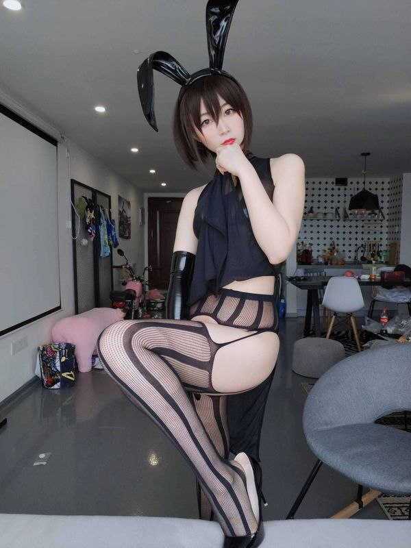 cos兔女郎这制服诱惑也就罢了 可她的大白腚直接秒杀了我
