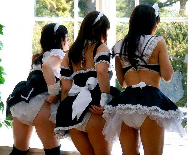 メイド服を半分脱いだセクシーな女性たちにエッチなご奉仕をされたい