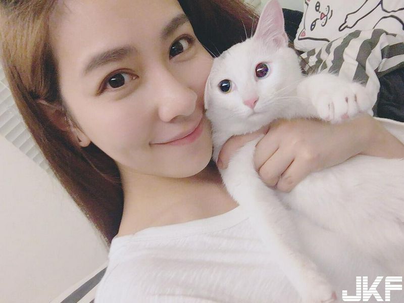 大人情歌里的霸气千金丁巧唯修长美腿好身材网友：好想被踢一下
