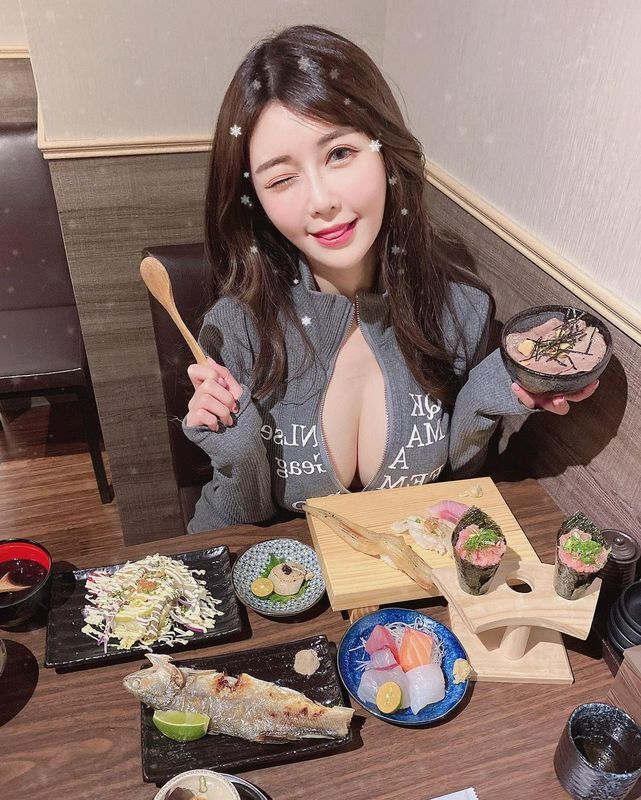 台中香肠摊火辣妹子烤香肠画面超吸睛！那汹涌视角真的好犯规喔~安希