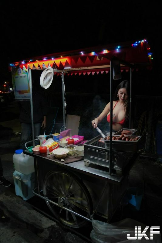 台中香肠摊火辣妹子烤香肠画面超吸睛！那汹涌视角真的好犯规喔~安希