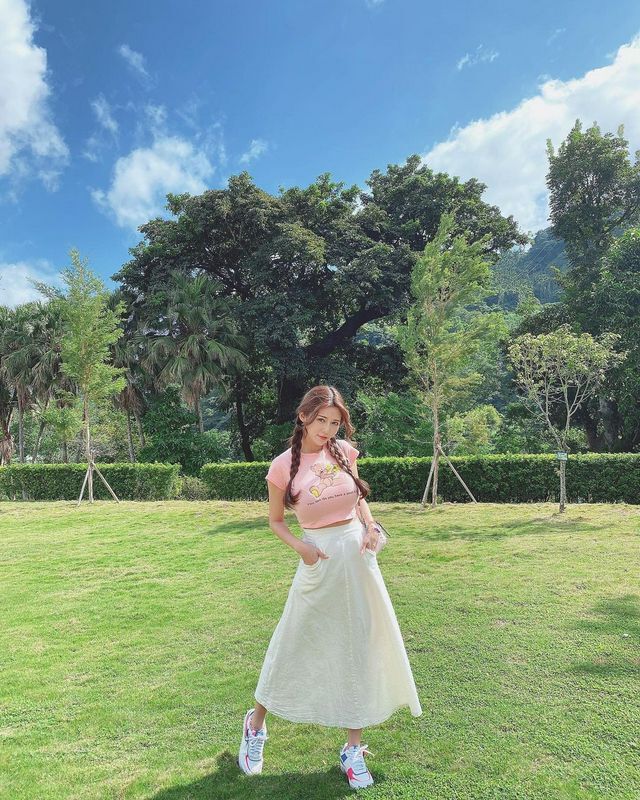 台中香肠摊火辣妹子烤香肠画面超吸睛！那汹涌视角真的好犯规喔~安希