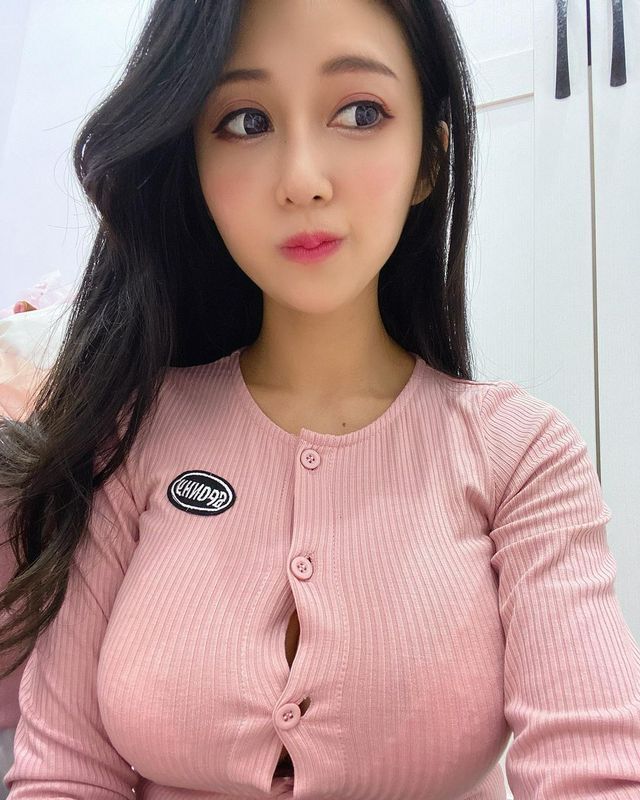 台中香肠摊火辣妹子烤香肠画面超吸睛！那汹涌视角真的好犯规喔~安希
