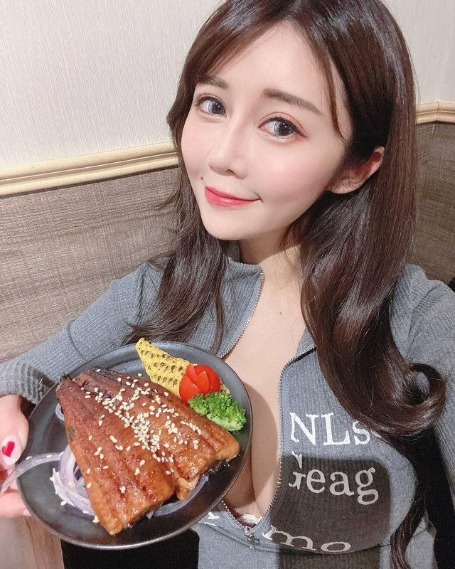 台中香肠摊火辣妹子烤香肠画面超吸睛！那汹涌视角真的好犯规喔~安希