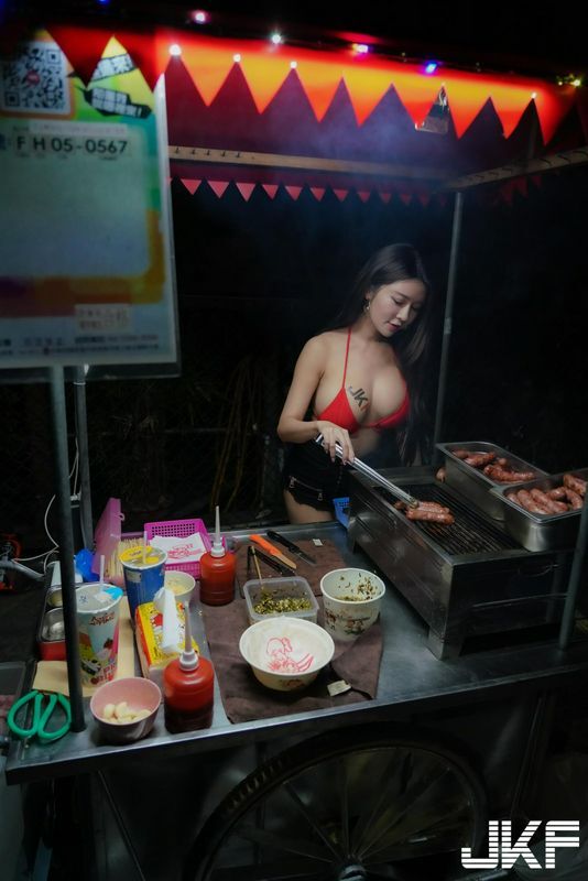 台中香肠摊火辣妹子烤香肠画面超吸睛！那汹涌视角真的好犯规喔~安希