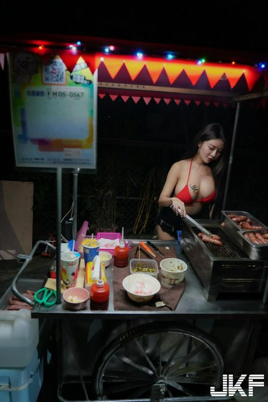 台中香肠摊火辣妹子烤香肠画面超吸睛！那汹涌视角真的好犯规喔~安希