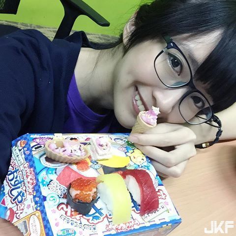 甜美酒窝实况主小熊原来是表特女神