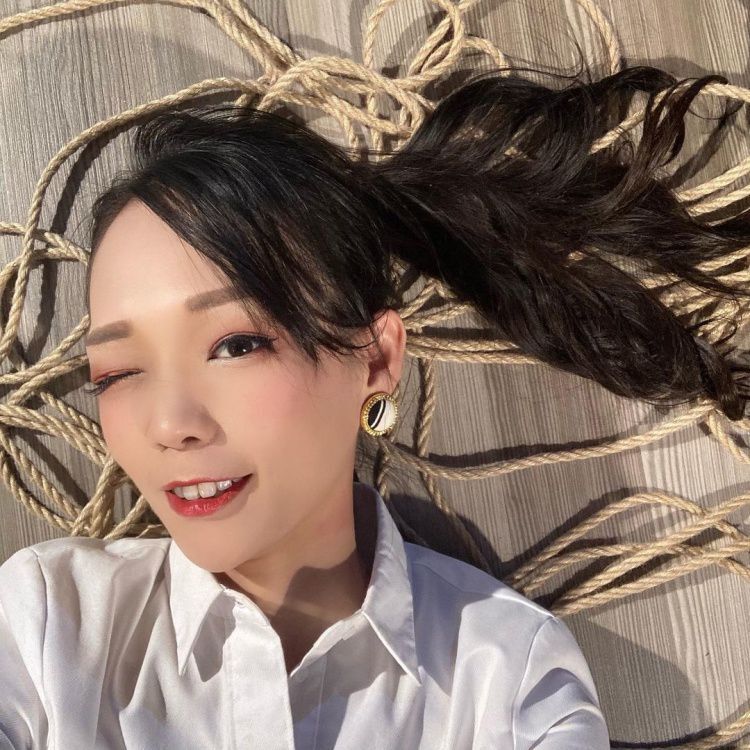 腿控大福利！长腿妹性感黑丝の极度诱惑湿身入镜：喜欢吗~可尔必思苏打