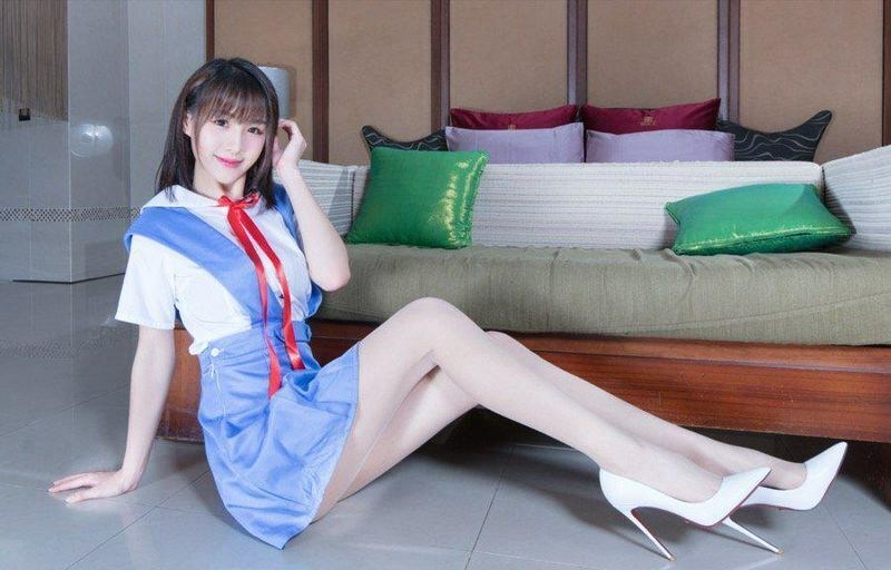 写真台湾妹子好甜美，一双大白腿让人移不开眼！