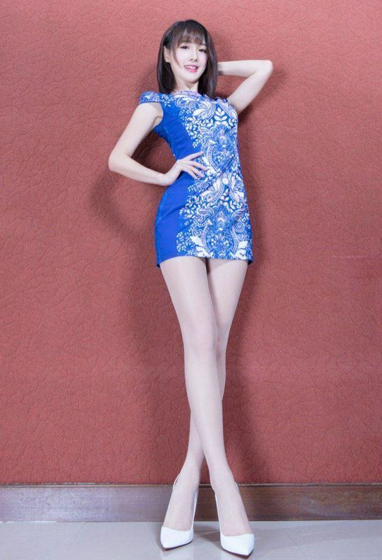 写真台湾妹子好甜美，一双大白腿让人移不开眼！