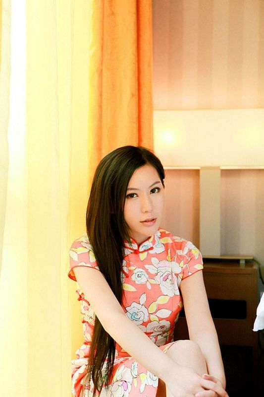 子滢最新作品展现古典优雅女人