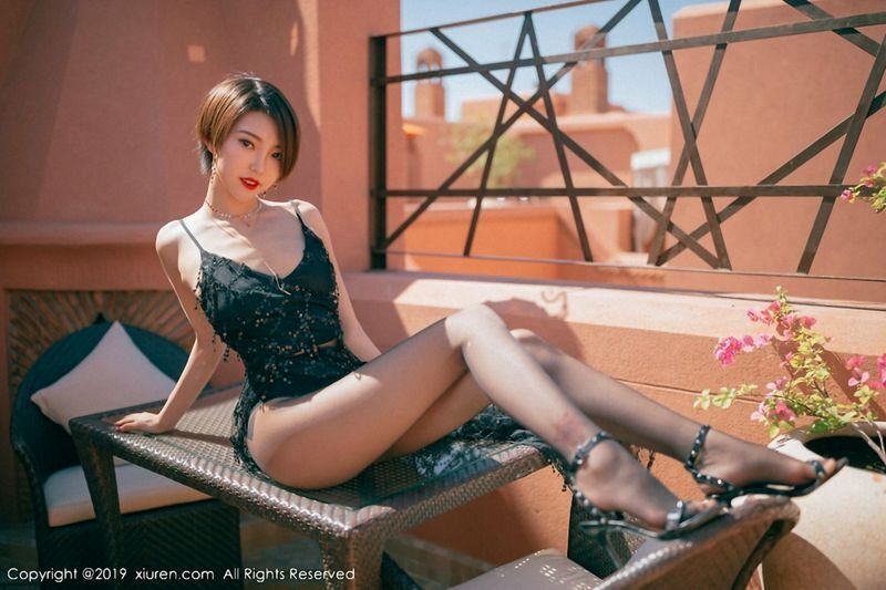 冯木木红墙外景黑丝魅惑