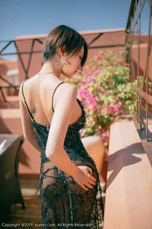 冯木木红墙外景黑丝魅惑