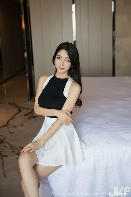 女神Angela小热巴性感白色内衣配白色短裙秀完美身材写真