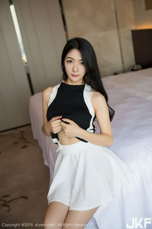 女神Angela小热巴性感白色内衣配白色短裙秀完美身材写真