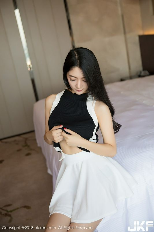女神Angela小热巴性感白色内衣配白色短裙秀完美身材写真