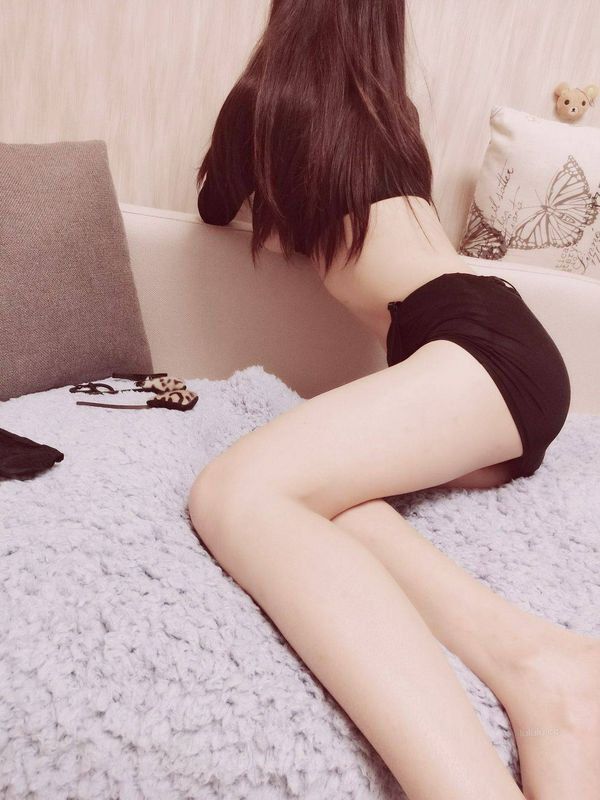 黑衣小骚货搔首弄姿