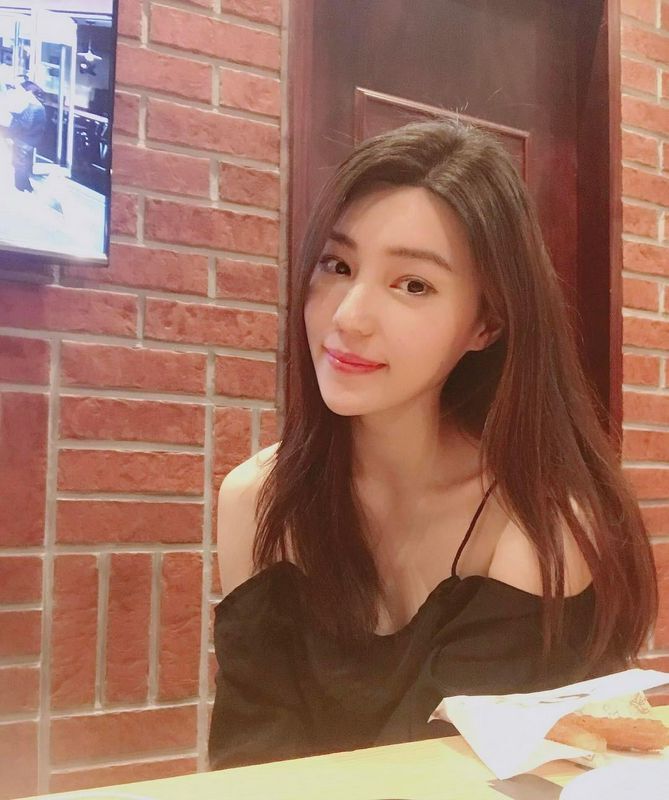 华航空姐LiviaRong气质美人超吸睛