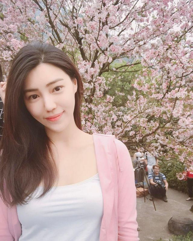 华航空姐LiviaRong气质美人超吸睛