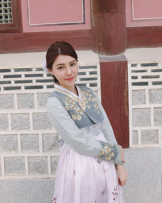 华航空姐LiviaRong气质美人超吸睛
